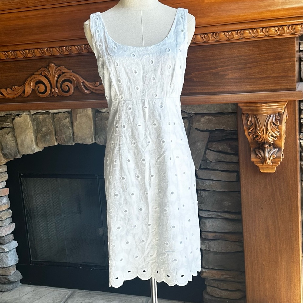 EXCELLENT CONDITION! SLEEVELESS, WHITE EYELET SHIFT DRESS, SIZE 6